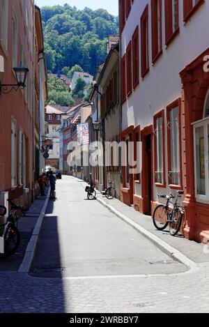 Vicolo stretto con case color arancio e biciclette parcheggiate in una giornata di sole, Heidelberg, Baden-Wuerttemberg, Germania Foto Stock