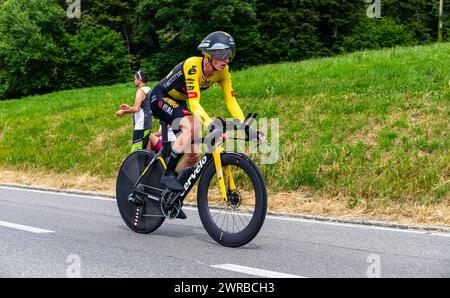 Der niederländische Radrennfahrer Koen Bouwman vom Team Jumbo-Visma kämpft sich, während dem Einzelzeitfahren der 8. Etappe der Tour de Suisse, den An Foto Stock