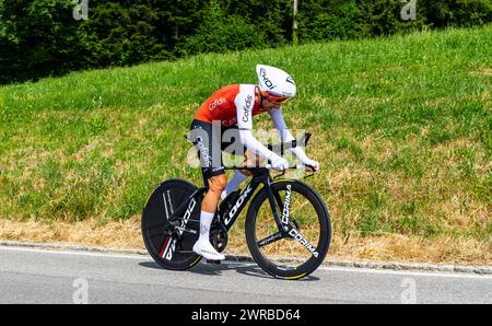 Der spanische Radrennfahrer Jonathan lastra vom Team Cofidis kämpft sich, während dem Einzelzeitfahren der 8. Etappe der Tour de Suisse, den Anstieg h Foto Stock