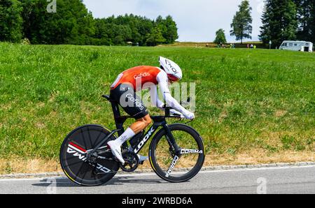 Der spanische Radrennfahrer Jonathan lastra vom Team Cofidis kämpft sich, während dem Einzelzeitfahren der 8. Etappe der Tour de Suisse, den Anstieg h Foto Stock