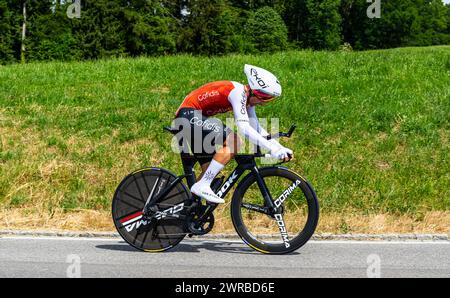 Der spanische Radrennfahrer Jonathan lastra vom Team Cofidis kämpft sich, während dem Einzelzeitfahren der 8. Etappe der Tour de Suisse, den Anstieg h Foto Stock