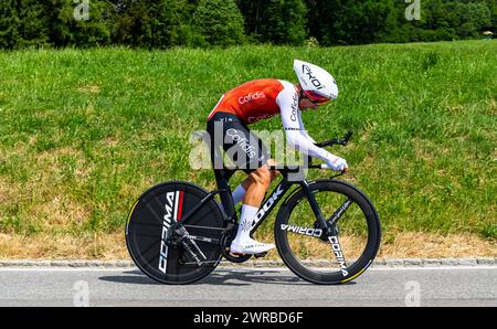 Der spanische Radrennfahrer Jonathan lastra vom Team Cofidis kämpft sich, während dem Einzelzeitfahren der 8. Etappe der Tour de Suisse, den Anstieg h Foto Stock