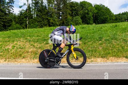 Der belgische Radrennfahrer Wout van Aert vom Team Jumbo-Visma kämpft sich, während dem Einzelzeitfahren der 8. Etappe der Tour de Suisse, den Anstieg Foto Stock