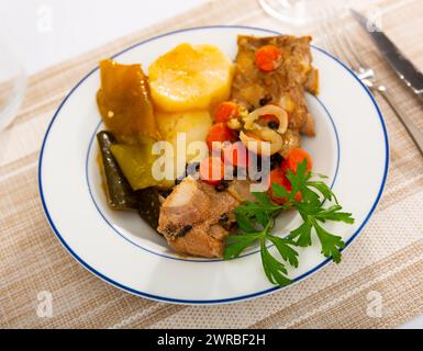 Porzione fresca di costolette guarnite con verdure Foto Stock