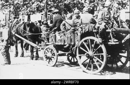 Bruxelles, tedeschi su Boulevard Bolwerk, soldati tedeschi su un carro trainato da cavalli. La fotografia appare in The Illustrated War News, 2 settembre 1914, con la didascalia "dopo l'arrogante parata dei tedeschi a Bruxelles: Lasciare nuovamente la capitale per il fronte", 1914., Guerra Mondiale, 1914-1918, personale militare, tedesco, Belgio, Bruxelles, stampe fotografiche, 1910-1920., stampe fotografiche, 1910-1920, 1 stampa fotografica Foto Stock