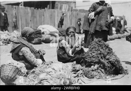 Contadine bulgare sul mercato, con pile di lana bianca e nera, 1923, contadini, Bulgaria, 1920-1930, stampe fotografiche, 1920-1930., stampe fotografiche, 1920-1930, 1 stampa fotografica Foto Stock