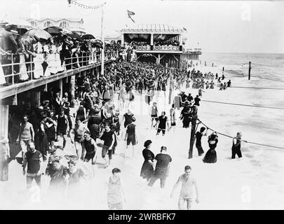 Persone sulla spiaggia e sul lungomare di Asbury Park, New Jersey, tra il 1908 e il 1922, Beaches, New Jersey, Asbury Park, 1900-1930, stampe fotografiche, 1900-1930., stampe fotografiche, 1900-1930, 1 stampa fotografica Foto Stock