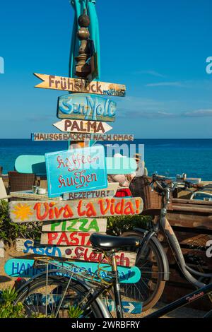 Cartelli in un caffè sulla spiaggia in tedesco, Cala Rajada, Maiorca, Maiorca, Isole Baleari, Spagna Foto Stock