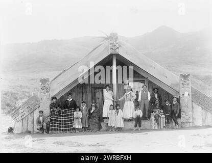 Nuova Zelanda, Maori nella loro casa parlante, uomini, donne e bambini sul portico di struttura cerimoniale con sezioni in legno intagliato., tra il 1880 e il 1920, Maori (popolo neozelandese), Structures, 1890-1920, Group Portraits, 1890-1920. ritratti di gruppo, 1890-1920, ritratti, 1890-1920, 1 stampa fotografica Foto Stock