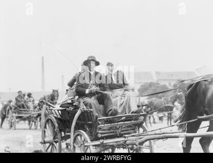 Uomo e donna su un carro trainato da cavalli, di ritorno da Market, Ungheria, 1923, carri e carri, Ungheria, 1920-1930, stampe fotografiche, 1920-1930., stampe fotografiche, 1920-1930, 1 stampa fotografica Foto Stock