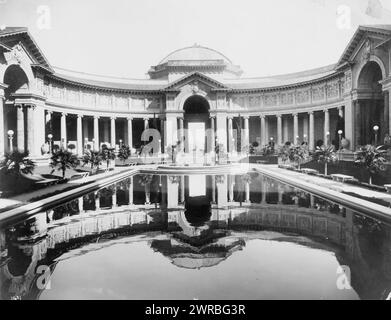 La Corte delle Palme; facciata del Palazzo dell'Educazione (a sinistra) e facciata del Palazzo delle Arti Liberali (a destra), Panama-Pacific International Exposition, San Francisco, 1915., Panama-Pacific International Exposition, (1915, San Francisco, California), edifici, stampe fotografiche, 1910-1920., stampe fotografiche, 1910-1920, 1 stampa fotografica Foto Stock