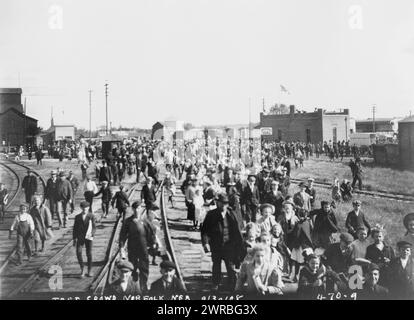 Taft Crowd, Norfolk, Neb., 9/30/08, supporters of William H. Taft walking along Railroad tracks., 1908., Taft, William H., (William Howard), 1857-1930, viaggi, stampe fotografiche, 1900-1910., stampe fotografiche, 1900-1910, 1 stampa fotografica Foto Stock