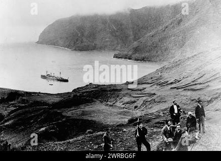 Cile - l'isola di Robinson Crusoe, un tempo occupata dal castello, Alexander Selkirk, e ora sede di una colonia penale e del terreno di pesca di lobstermen, gruppo di uomini sulla collina dell'isola, e nave sull'acqua sullo sfondo., tra ca. 1890 e 1922, Isole, Cile, Isole Juan Fernández, 1880-1930, stampe fotografiche, 1880-1930., stampe fotografiche, 1880-1930, 1 stampa fotografica Foto Stock