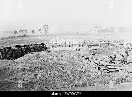 Fortificazioni confederate, Atlanta, GA, soldati all'interno delle fortificazioni confederate, Atlanta, GA, fotografati tra il 1861 e il 1865, stampati più tardi, Forts & fortifications, Georgia, Atlanta, 1860-1870, stampe fotografiche, 1860-1910., stampe fotografiche, 1860-1910, 1 stampa fotografica Foto Stock