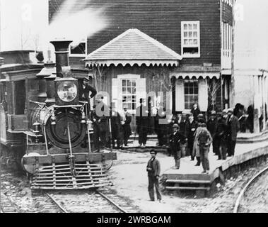 Hanover Junction, Pennsylvania, 1863, Hanover Junction Railroad Station (dettaglio della locomotiva e della folla), persone in piedi di fronte alla stazione ferroviaria., Brady, Mathew B., circa 1823-1896, fotografo, 1863., locomotive, Pennsylvania, Hanover (contea di York), 1860-1870, stampe fotografiche, 1860-1910., stampe fotografiche, 1860-1910, 1 stampa fotografica Foto Stock