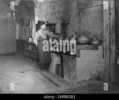 Palestina - Gerusalemme, cibo cucinato su una lastra calcarea in un ristorante turco, uomo al piano cottura calcareo coperto di pentole., tra il 1880 e il 1920, Cookery, Gerusalemme, 1880-1920, stampe fotografiche, 1880-1920., stampe fotografiche, 1880-1920, 1 stampa fotografica Foto Stock