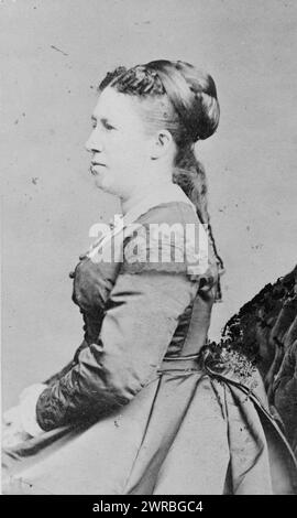 Signora Grant, la fotografia mostra Julia Dent Grant, ritratto di tre quarti di lunghezza, seduta, rivolta a sinistra. Tra il 1870 e il 1880, Grant, Julia Dent, 1826-1902, carte de visite, 1870-1880., Portrait Photographs, 1870-1880, carte de visite, 1870-1880, 1 stampa fotografica su carta de visite mount Foto Stock