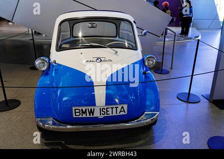 Una BMW Isetta blu e bianca, modello di auto d'epoca dal design nostalgico, BMW WELT, Monaco di Baviera, Germania Foto Stock