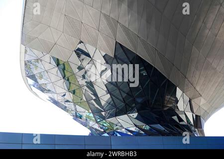 Primo piano di una facciata futuristica con pannelli in vetro riflettente, BMW WELT, Monaco di Baviera, Germania Foto Stock