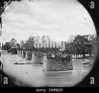 Richmond, Virginia Rovine del Mayo's Bridge, fotografia del principale teatro di guerra orientale, Fallen Richmond, aprile-giugno 1865., 1865, Stati Uniti, storia, Guerra civile, 1861-1865, trasporti, negativi di vetro, 1860-1870, stereografi, 1860-1870, 1 negativo: vetro, stereografo, collodion umido, 4 x 10 Foto Stock