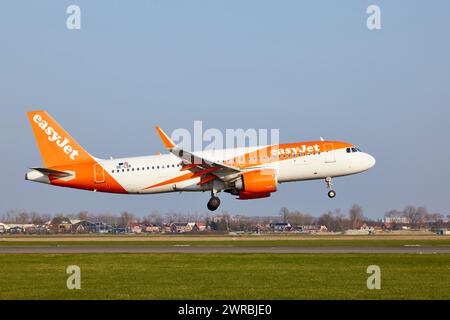 EasyJet Europe Airbus A320-251N con registrazione OE-LSR atterra a Polderbaan, Aeroporto Schiphol di Amsterdam a Vijfhuizen, comune di Foto Stock