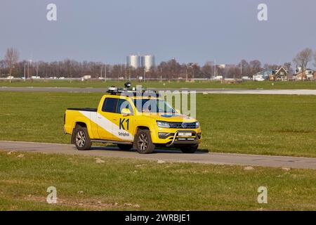 Veicolo di controllo degli uccelli K1 che pattuglia il Polderbaan, Aeroporto Schiphol di Amsterdam a Vijfhuizen, comune di Haarlemmermeer, Noord-Holland Foto Stock