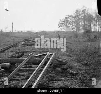 Virginia. Tracks of the Orange & Alexandria Railroad, distrutta dai Confederati tra Bristow Station e Rappahannock, fotografia dal principale teatro di guerra orientale, Meade in Virginia, agosto-novembre 1863., o'Sullivan, Timothy H., 1840-1882, fotografo, 1863 ottobre., Stati Uniti, storia, Civil War, 1861-1865, trasporti, Wet Collodion negatives., Wet Collodion negatives, 1 negativo: vetro, collodion umido Foto Stock