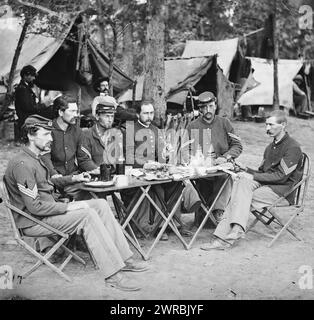 Bealeton, Virginia La mensa dei noncommissari della Co. D, 93d New York Infantry, fotografia dal principale teatro orientale di guerra, Meade in Virginia, agosto-novembre 1863., o'Sullivan, Timothy H., 1840-1882, fotografo, 1863 agosto., Stati Uniti., Esercito., New York Infantry Regiment, 93rd (1861-1865)., Company D, Wet Collodion negatives., Wet Collodion negatives, 1 negativo: vetro, collodion umido Foto Stock