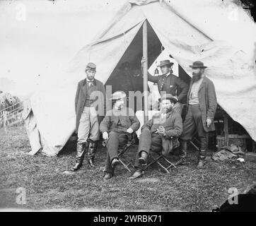 Antietam, Maryland. Seduti: R. William Moore e Allan Pinkerton. In piedi: George H. Bangs, John C. Babcock, and Augustus K. Littlefield, Gardner, Alexander, 1821-1882, fotografo, 1862 ottobre., Stati Uniti, storia, Guerra civile, 1861-1865, negativi di vetro, 1860-1870., stereografi, 1860-1870, negativi di vetro, 1860-1870, 1 negativo (2 piastre): vetro, stereografo, collodion umido Foto Stock