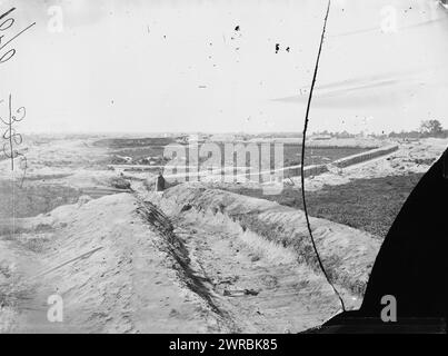 Fort Morton, Petersburg, Virginia, da sud-est, o'Sullivan, Timothy H., 1840-1882, fotografo, 1865., forti e fortificazioni, Union, Virginia, Petersburg, 1860-1870, Glass negative, 1860-1870, 1 negativo: vetro, collodion umido Foto Stock