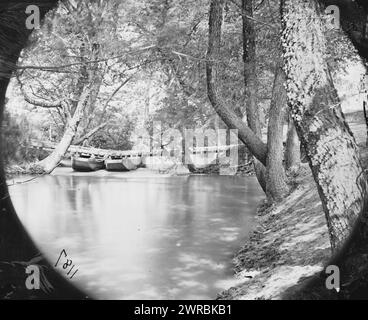 Taylor's Bridge, Virginia. Pontoon bridge across the North Anna River below Taylor's bridge, 1864 maggio., Stati Uniti, storia, Guerra civile, 1861-1865, negativi di vetro, 1860-1870., stereografi, 1860-1870, negativi di vetro, 1860-1870, 1 negativo (2 piastre): vetro, stereografo, collodion umido Foto Stock