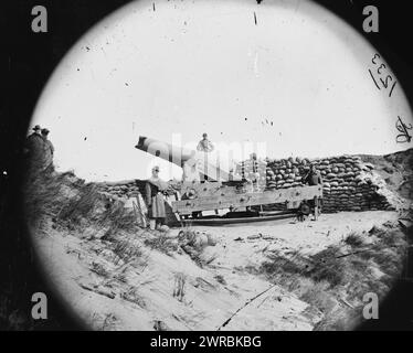 Fort Fisher, North Carolina. Pistola con museruola sparata via, o'Sullivan, Timothy H., 1840-1882, fotografo, 1865 gennaio, Stati Uniti, storia, Guerra civile, 1861-1865, negativi in vetro, 1860-1870, 1 negativo: vetro, collodion umido Foto Stock