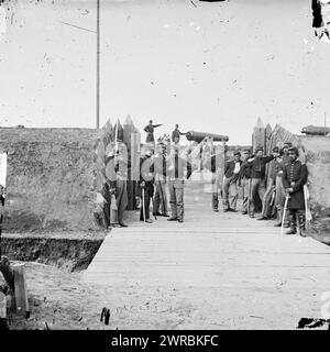 Distretto di Columbia. Soldiers at gate of Fort Slemmer, Photograph of Washington, 1862-1865, view of the Defense of Washington., between 1860 and 1865, United States, History, Civil War, 1861-1865, strutture militari, Stereographs, 1860-1870., Stereographs, 1860-1870, negativi del collodion bagnato, 2 negativi (3 piastre): vetro, stereografo, collodion bagnato Foto Stock