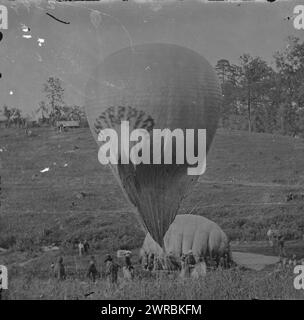 Fair Oaks, Virginia. Prof. Thaddeus S. Lowe reintegrando il pallone INTREPID from balloon CONSTITUTION, 1862 maggio., Stati Uniti, storia, guerra civile, 1861-1865, negativi di vetro, 1860-1870., stereografi, 1860-1870, negativi di vetro, 1860-1870, 1 negativo (2 piastre): vetro, stereografo, collodion umido Foto Stock