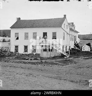 Gettysburg, Pennsylvania. Cottage di John L. Burns. (Ustioni sedute sulla porta), la fotografia mostra il fotografo Mathew Brady, seduto sul gradino inferiore della scala sul lato destro della casa., Brady's National Photographic Portrait Galleries, fotografo, 1863 luglio., Brady, Mathew B., circa 1823-1896, Glass negatives, 1860-1870., Stereographs, 1860-1870, negativi di vetro, 1860-1870, 1 negativo (2 piastre): vetro, stereografo, collodion umido Foto Stock