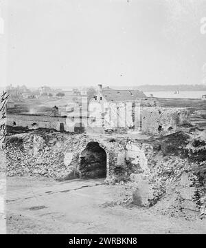 Charleston, South Carolina (nelle vicinanze). All'interno del Confederate Fort Moultrie che mostra le rovine di sally-port and Walls, 1865., Stati Uniti, storia, Guerra civile, 1861-1865, negativi di vetro, 1860-1870., stereografi, 1860-1870, negativi di vetro, 1860-1870, 1 negativo (2 piastre): vetro, stereografo, collodion umido Foto Stock