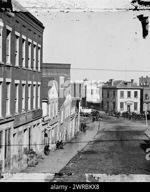 Atlanta, GA Vista su Whitehall Street, fotografia della guerra in Occidente. Queste fotografie sono di Sherman ad Atlanta, settembre-novembre 1864. Dopo tre mesi e mezzo di incessanti manovre e molti duri combattimenti, Sherman costrinse Hood ad abbandonare il centro delle munizioni della Confederazione. Sherman rimase lì, riposando i suoi uomini in guerra e accumulando rifornimenti, per quasi due mesi e mezzo. Durante l'occupazione, George N. Barnard, fotografo ufficiale dell'ufficio del capo ingegnere Foto Stock