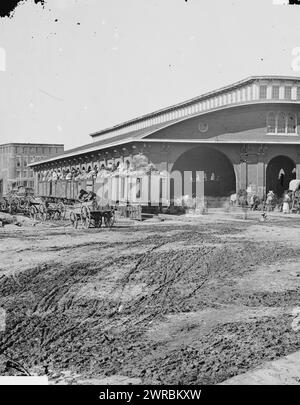 Atlanta, GA Carrozze con rifugiati al deposito ferroviario, fotografia della guerra in Occidente. Queste fotografie sono di Sherman ad Atlanta, settembre-novembre 1864. Dopo tre mesi e mezzo di incessanti manovre e molti duri combattimenti, Sherman costrinse Hood ad abbandonare il centro delle munizioni della Confederazione. Sherman rimase lì, riposando i suoi uomini in guerra e accumulando rifornimenti, per quasi due mesi e mezzo. Durante l'occupazione, George N. Barnard, fotografo ufficiale dell'ufficio del capo ingegnere Foto Stock