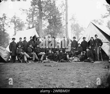Culpeper, Va.. Ufficiali della 80th New York Infantry, Provost Guard, fotografia dal principale teatro di guerra orientale, Meade in Virginia, agosto-novembre 1863., o'Sullivan, Timothy H., 1840-1882, fotografo, 1863 settembre., Stati Uniti., Esercito., New York Infantry Regiment, 80th (1861-1866), Glass negative, 1860-1870, 1 negative: Glass, collodion bagnato Foto Stock