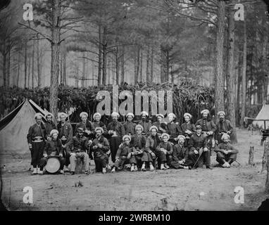 Petersburg, Va.. Compagnia H, 114th Pennsylvania Infantry (Zouaves), fotografia dal principale teatro di guerra orientale, assedio di Petersburg, giugno 1864-aprile 1865., 1864 agosto, Stati Uniti., Esercito., Pennsylvania Infantry Regiment, 114th (1862-1865)., Company H, Wet Collodion negatives., Wet Collodion negatives, 1 negativo: vetro, collodion umido Foto Stock