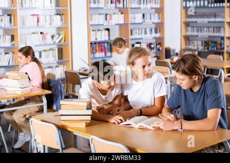 Adolescenti che trascorrono del tempo in biblioteca Foto Stock