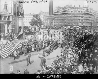 Salvation Army, Londra, la fotografia mostra le persone in processione che attraversano Trafalgar Square, al grande Congresso Internazionale dell'Esercito della salvezza, Londra, 13 giugno 1914., 1914 giugno 13, London, Glass negative, 1 negativo: Glass Foto Stock