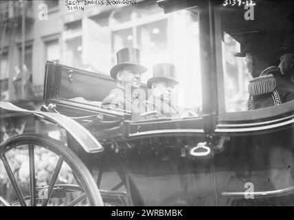 Sec. Daniels & Gov. Glynn, 1914, la fotografia mostra il Segretario della Marina Josephus Daniels (1862-1948) e il Governatore dello Stato di New York Martin Henry Glynn (1871-1924) a New York City, durante la processione davanti al National Memorial Service l'11 maggio, 1914 in onore dei marinai e dei marines uccisi a Veracruz, Messico durante la rivoluzione messicana., 1914 maggio 11, Glass negative, 1 negative: Glass Foto Stock