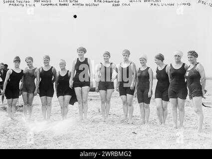 Sophie Frietag, May Waldis, Elsie Sutan, Sutton, Rita Greenfield, Millie Bartildes, Mrs. Anita Dryer, Clarabelle Barret, Martha Hagstadt, Edna Cole, signora Lillian Howard, la fotografia mostra i concorsi di nuoto femminili a Sheepshead Bay, Brooklyn, New York City, 16 luglio 1914. tra circa 1910 e ca. 1915, Glass negative, 1 negativo: Glass Foto Stock