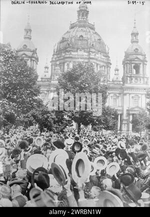 Berlino, dichiarazione di guerra, fotografia che mostra le persone davanti alla cattedrale di Berlino (Berliner Dom) a Berlino, Germania, applaudendo alla dichiarazione della prima guerra mondiale, 1914 agosto, guerra mondiale, 1914-1918, negativi di vetro, 1 negativo: vetro Foto Stock