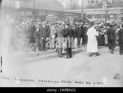 Parigi, riservisti in partenza dalla Gare de l'Est, la fotografia mostra la folla di riservisti alla Gare de Paris-Est (stazione ferroviaria), Parigi durante l'inizio della prima guerra mondiale, tra ca. 1914 e ca. 1915, Guerra Mondiale, 1914-1918, Glass negative, 1 negativo: Vetro Foto Stock