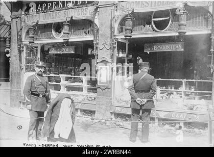 Parigi, negozio tedesco distrutto dalla folla, la fotografia mostra il ristorante Appenrodt, che era di proprietà di H. Apptenrodt sul Boulevard des Italiens a Parigi, in Francia. Il ristorante è stato attaccato da una folla francese che pensava che il proprietario fosse di nazionalità tedesca, durante i primi giorni della prima guerra mondiale, 1914, guerra mondiale, 1914-1918, Glass negatives, 1 negativo: vetro Foto Stock