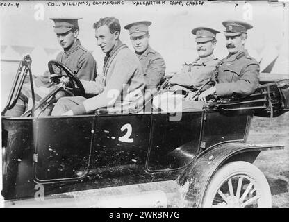 Colonnello Williams, comandante di Valcartier Camp, Canada, la fotografia mostra il colonnello Victor Williams con soldati canadesi in automobile alla Canadian Forces base Valcartier, Saint-Gabriel-de-Valcartier, Quebec. Il campo fu istituito nell'agosto 1914 come parte della mobilitazione della Canadian Expeditionary Force all'inizio della prima guerra mondiale, tra ca. 1914 e ca. 1915, Guerra Mondiale, 1914-1918, Glass negative, 1 negativo: Vetro Foto Stock