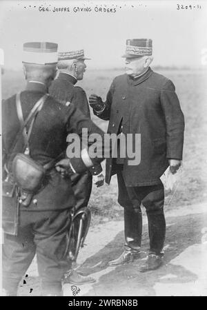 Il generale Joffre dà ordini, la fotografia mostra il generale francese Joseph Jacques Césaire Joffre (1852-1931) che prestò servizio durante la prima guerra mondiale, tra ca. 1914 e ca. 1915, Glass negative, 1 negativo: Glass Foto Stock