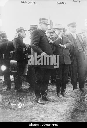 Gen. Joffre & Poincare, la fotografia mostra il generale francese Joseph Jacques Césaire Joffre (1852-1931) che prestò servizio durante la prima guerra mondiale, tra ca. 1914 e ca. 1915, Guerra Mondiale, 1914-1918, Glass negative, 1 negativo: Vetro Foto Stock